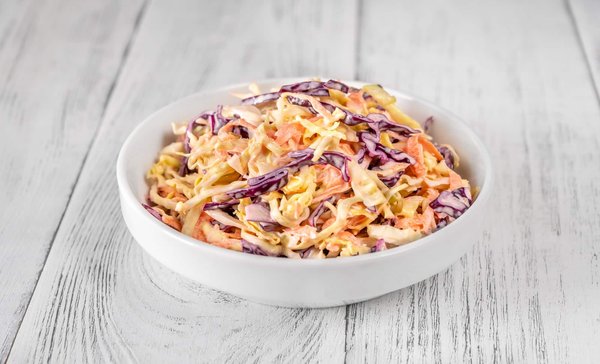 Comment réaliser un coleslaw à l'américaine pour accompagner les plats ?