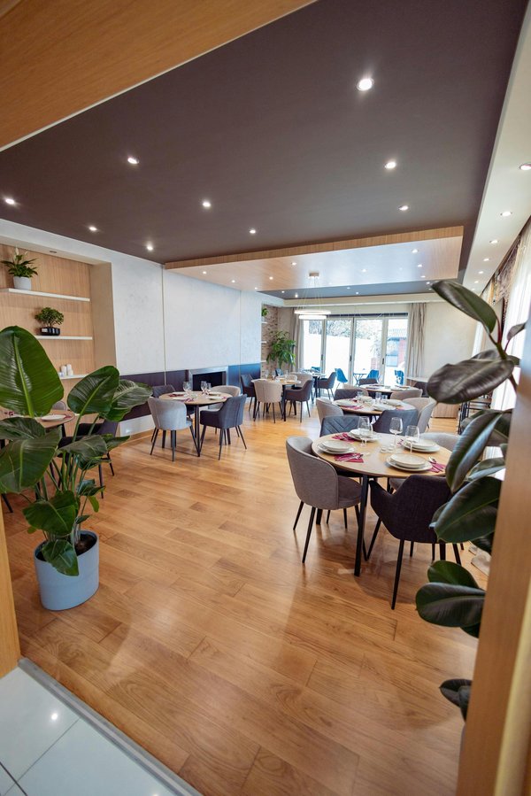 Chaise restaurant modèle séville noir : confort et élégance réunis