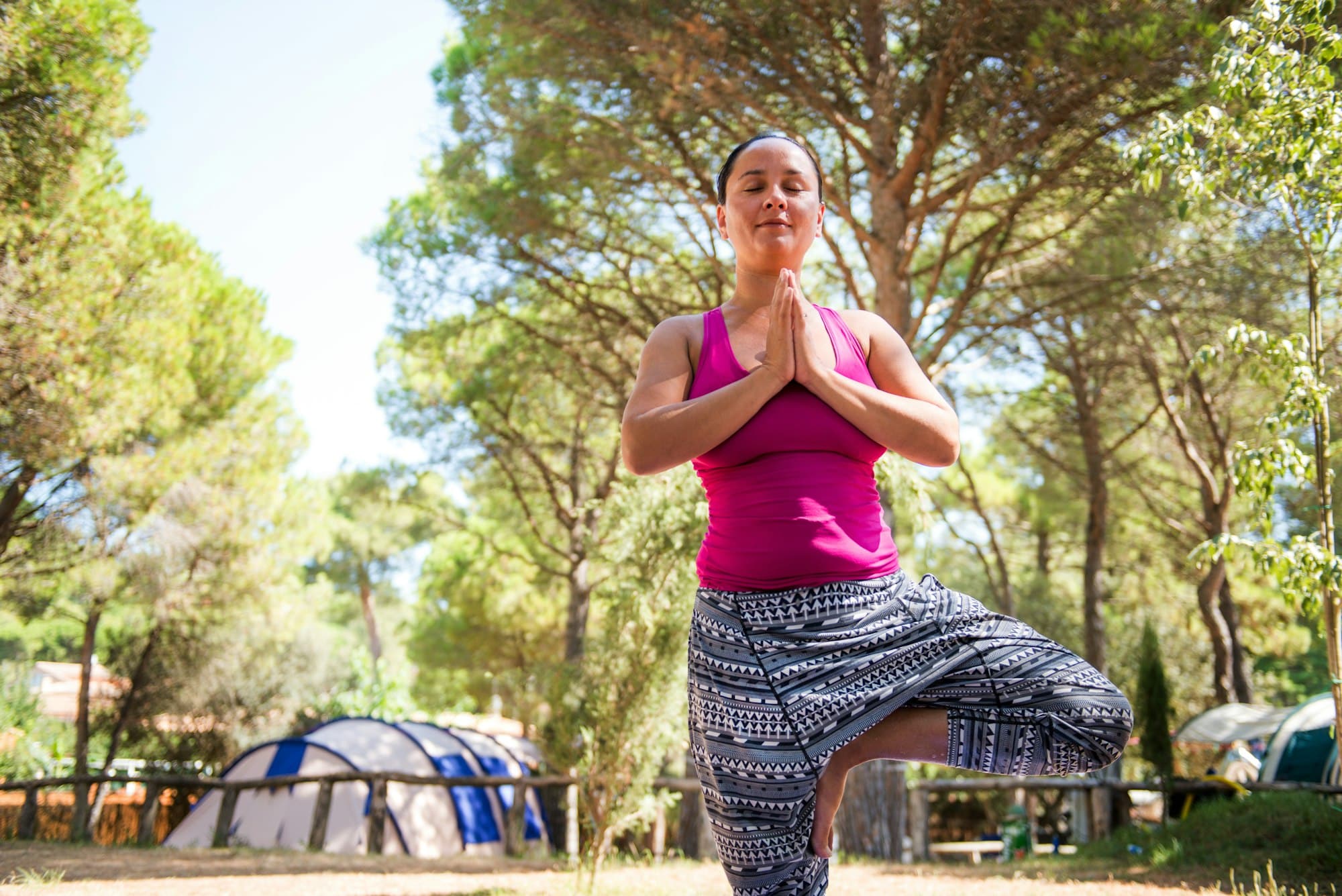Séance de yoga matinale en plein air au camping à la campagne